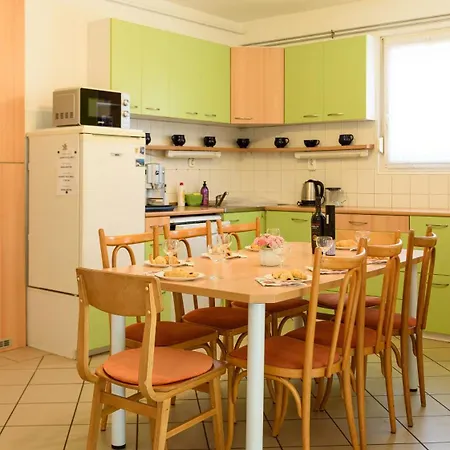 Magyar Tenger Pihenohaz, For 2-8 Person, 105 M2, Garden, Pool, Free Parking, 5 Min From The Lake, Holiday home Balatonakarattya