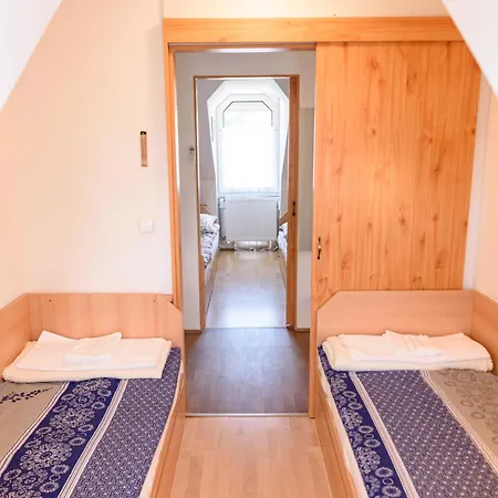 Magyar Tenger Pihenohaz, For 2-8 Person, 105 M2, Garden, Pool, Free Parking, 5 Min From The Lake, Holiday home Balatonakarattya