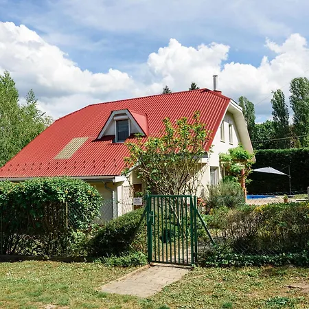 Magyar Tenger Pihenohaz, For 2-8 Person, 105 M2, Garden, Pool, Free Parking, 5 Min From The Lake, Holiday home