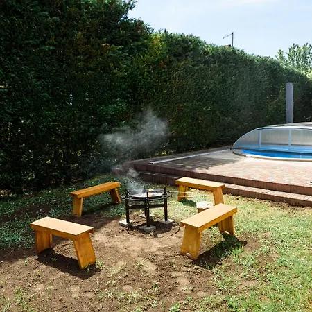 Prázdninový dům Magyar Tenger Pihenohaz, For 2-8 Person, 105 M2, Garden, Pool, Free Parking, 5 Min From The Lake,